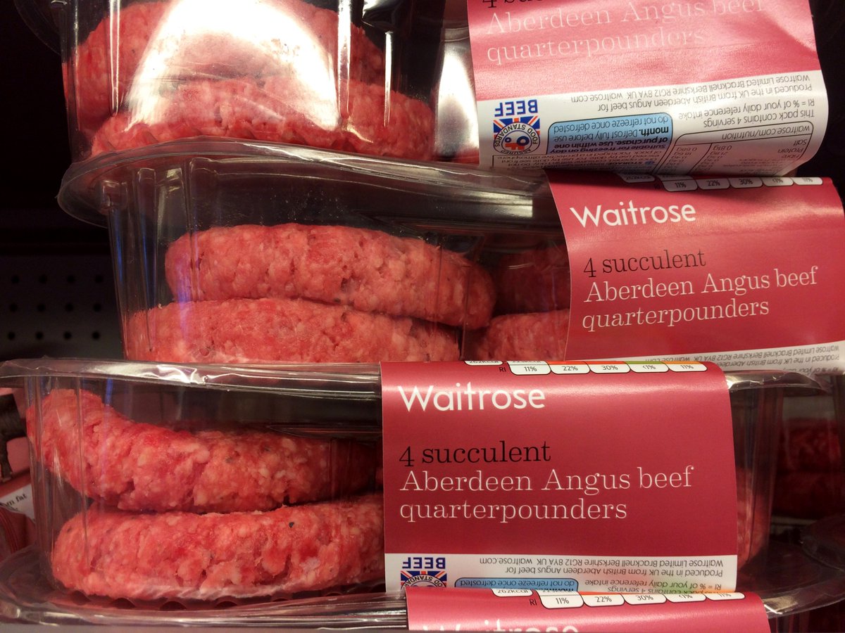 ScarlakensV's tweet photo. Petit tour curieux dans le rayon #viande de trois grandes surfaces britanniques (4/9). Des hachés innovants: pressé à la main (!) avec 30 jours de maturation, aux quatre poivres (10,68€/kg); et surtout épais! #innovation https://t.co/rWIR1h8awQ