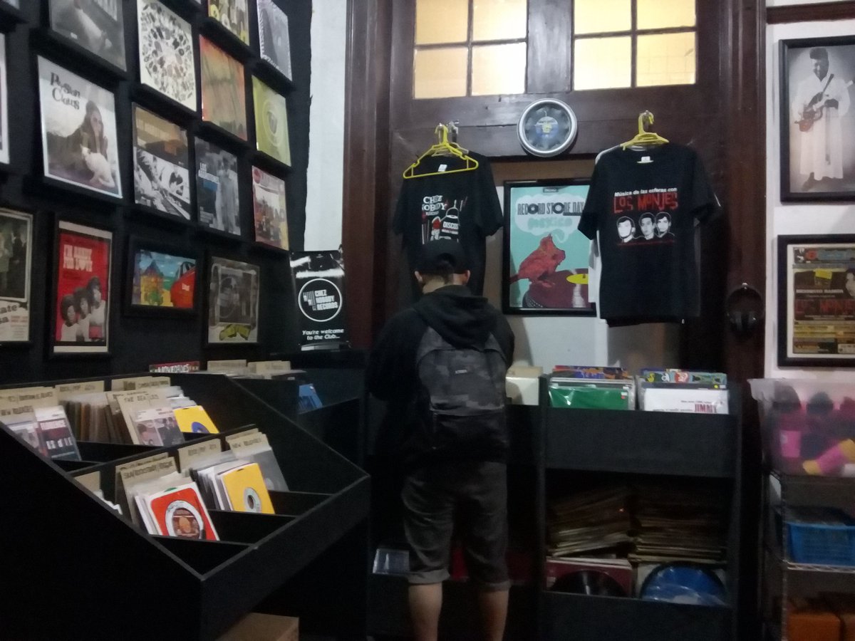 Acompáñanos a celebrar el Record Store Day edición Black Friday.
-20% de descuento en toda la tienda
-Playeras 2X1
- Parches bordados con cada compra.