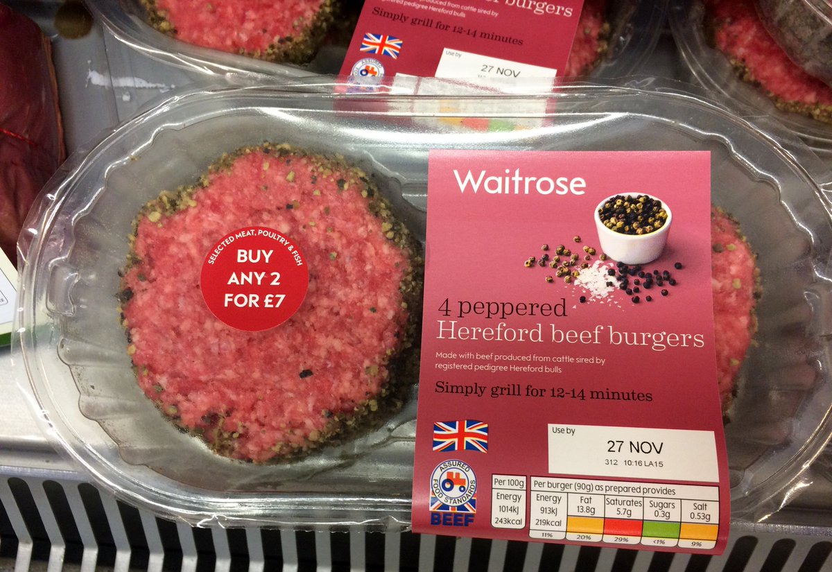 ScarlakensV's tweet photo. Petit tour curieux dans le rayon #viande de trois grandes surfaces britanniques (4/9). Des hachés innovants: pressé à la main (!) avec 30 jours de maturation, aux quatre poivres (10,68€/kg); et surtout épais! #innovation https://t.co/rWIR1h8awQ