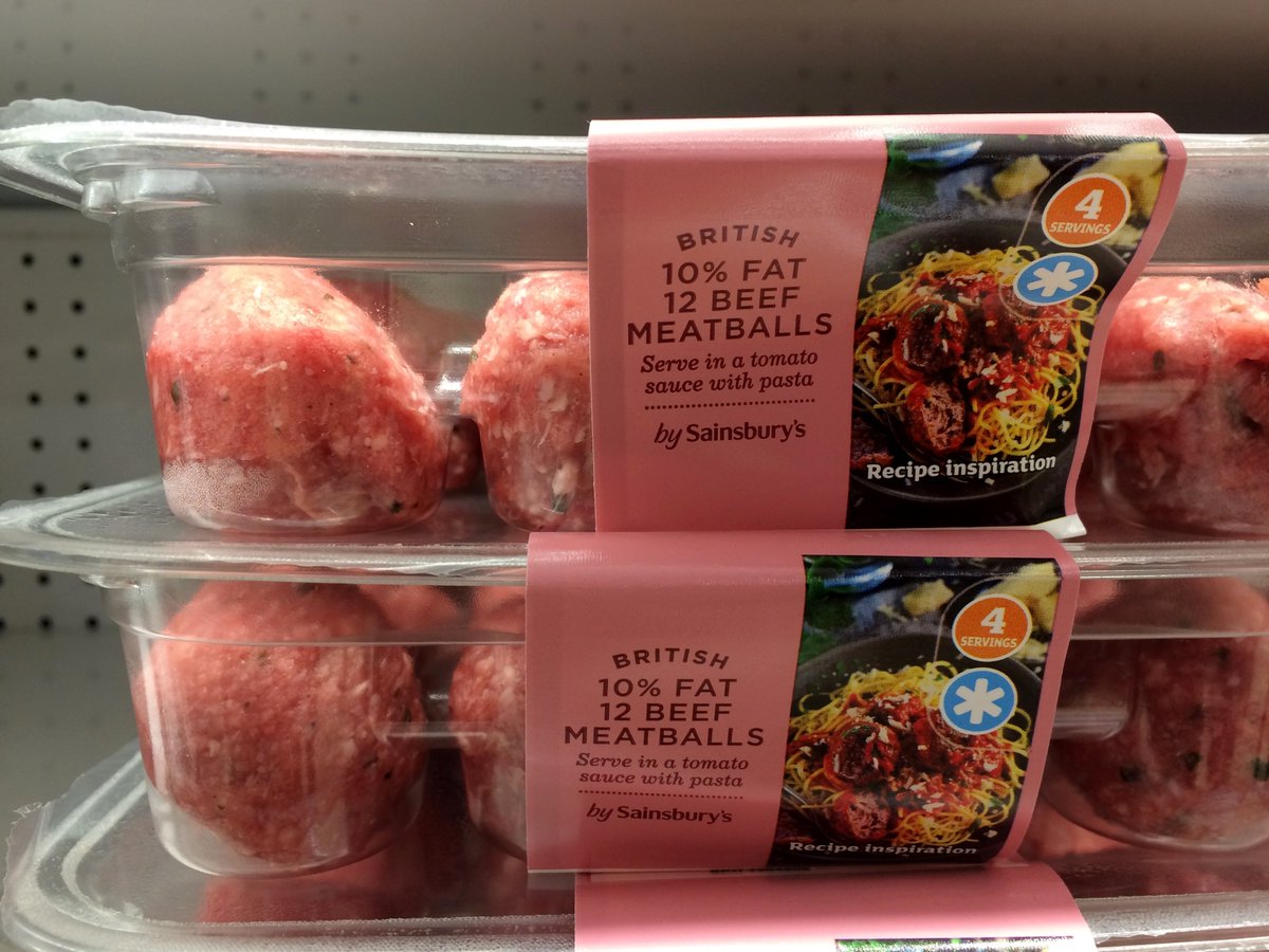 ScarlakensV's tweet photo. Petit tour curieux dans le rayon #viande de trois grandes surfaces britanniques (6/9). L'offre de #boulettes est importante. Là encore, on en trouve pour tous les goûts, avec un taux de matière grasse plus ou moins élevé. https://t.co/H186wegPcd