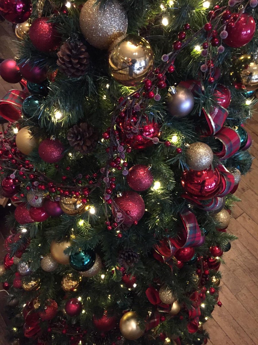 Christmas3Count's tweet photo. A colour change for @HdV_Cheltenham this year. A large 12ft tree with a rustic feel, complete with pine cones, berries and tartan ribbon. All finished off with a bow on the front door! Go and see what we’ve done #Cheltenham #gloshour #Christmas https://t.co/Aoc9WEGUbb