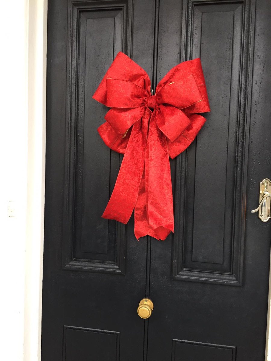 A colour change for @HdV_Cheltenham this year. A large 12ft tree with a rustic feel, complete with pine cones, berries and tartan ribbon. All finished off with a bow on the front door! Go and see what we’ve done #Cheltenham #gloshour #Christmas