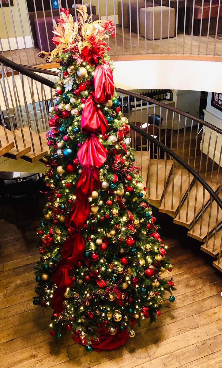 Christmas3Count's tweet photo. A colour change for @HdV_Cheltenham this year. A large 12ft tree with a rustic feel, complete with pine cones, berries and tartan ribbon. All finished off with a bow on the front door! Go and see what we’ve done #Cheltenham #gloshour #Christmas https://t.co/Aoc9WEGUbb