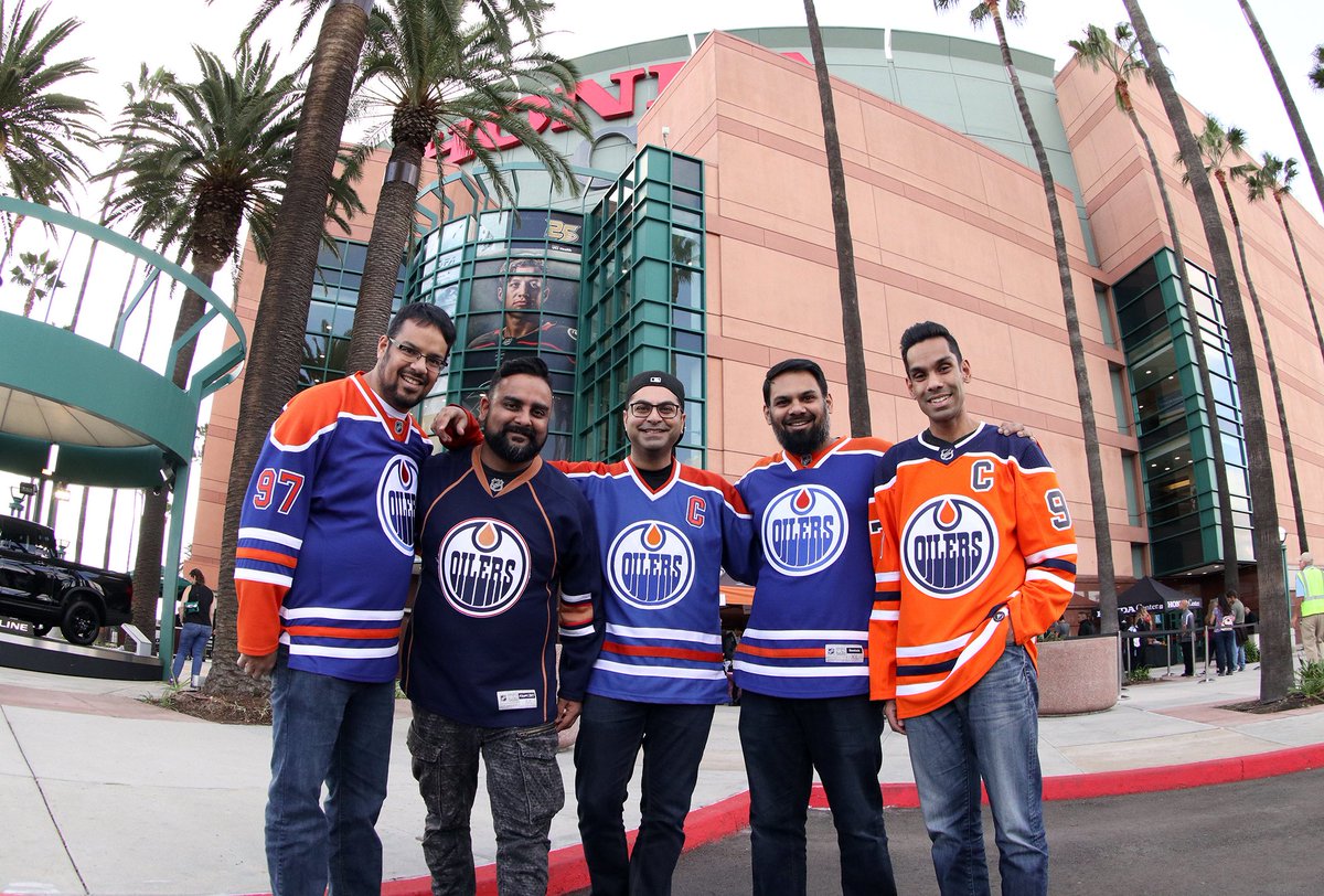 EdmontonOilers's tweet photo. ROLL CALL! Any #Oilers fans in The OC for today's game like these fellas? Where will you be watching/listening from? Tweet us with #OilersRollCall! https://t.co/V27QfML3cQ