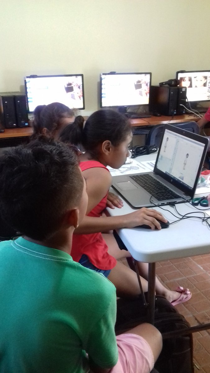 Lili_1106's tweet photo. Taller de Makey Makey y Scratch por la Facilitadora @jaixab @Infoplazass #LasPalmitas #MomentosInfoplazas @victorm_d https://t.co/aDBk9sE1kd