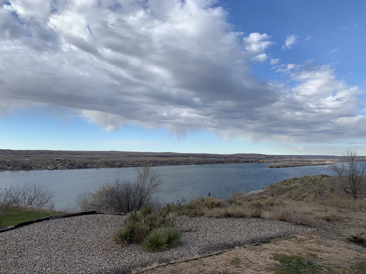 MDCinMT's tweet image. View off Alayna’s parents’ back deck... Missouri River for miles and miles... #MightyMo