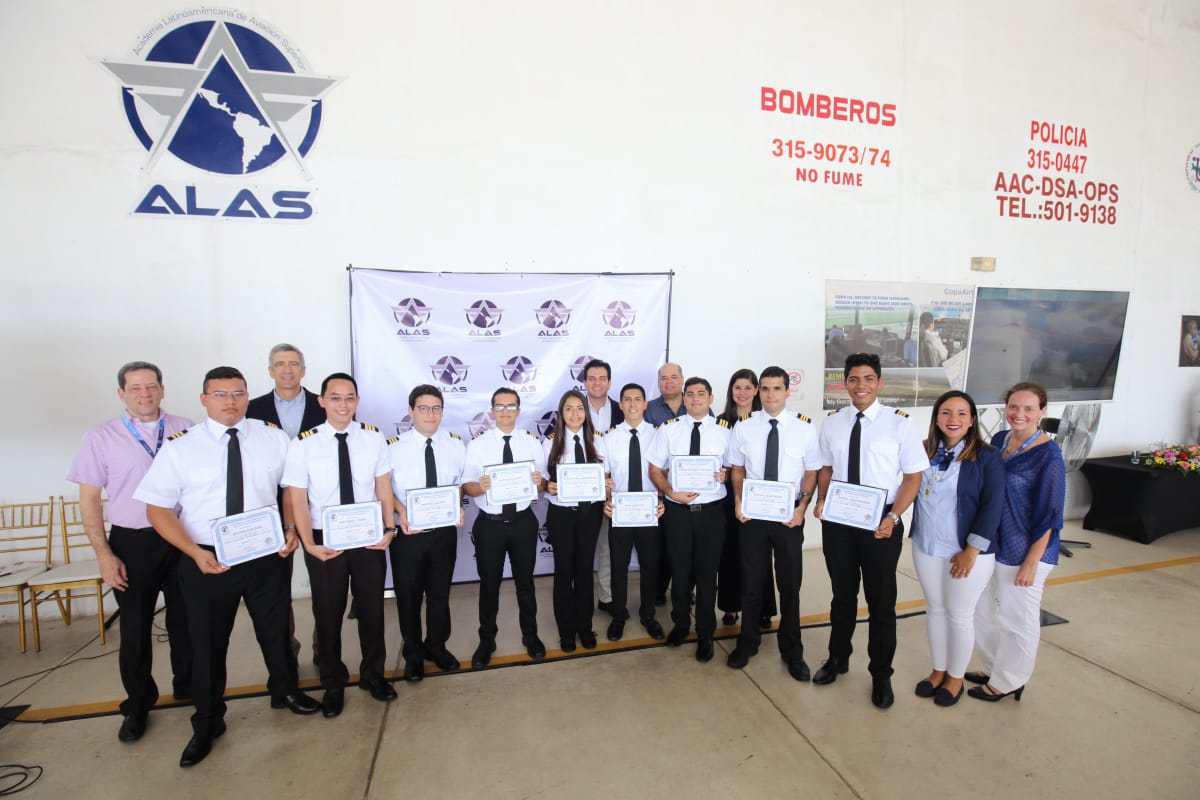Nuestra Academia de Aviación alas.ac.pa graduo hoy 9 nuevos pilotos, futuros Primer Oficial en <a href="/CopaAirlines/">Copa Airlines</a> De los graduandos, 3 son hijos(as) de Capitanes de Copa, 1 es Tripulante de Cabina de Copa, y 2 son de la Licenciatura en Aviación de la UTP. ¡Felicitaciones!
