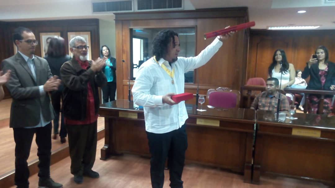 michellyvivas's tweet photo. #Hoy en la Sesión Especial del Consejo Legislativo de Lara @clelaraoficial por el Día del Músico...
Nuestro Director de Cultura Marco Sarmiento recibe la Condecoración en su Única Clase "Maestro Antonio Carrillo"
Felicitaciones...!
#TalentoUptaeb https://t.co/WzNpTsljSh