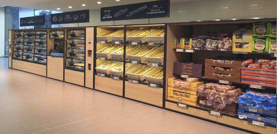 Castanbarcelona's tweet photo. Iluminación de la panadería del supermercado Aldi de Sant Cugat del Vallés de Barcelona. El proyecto requería iluminar los productos expuestos en la zona de la panadería con iluminación técnica de alto rendimiento integrado a techo y bajo consumo. #proyecto #ALDI #tienda #castan https://t.co/DEN17cgfoX