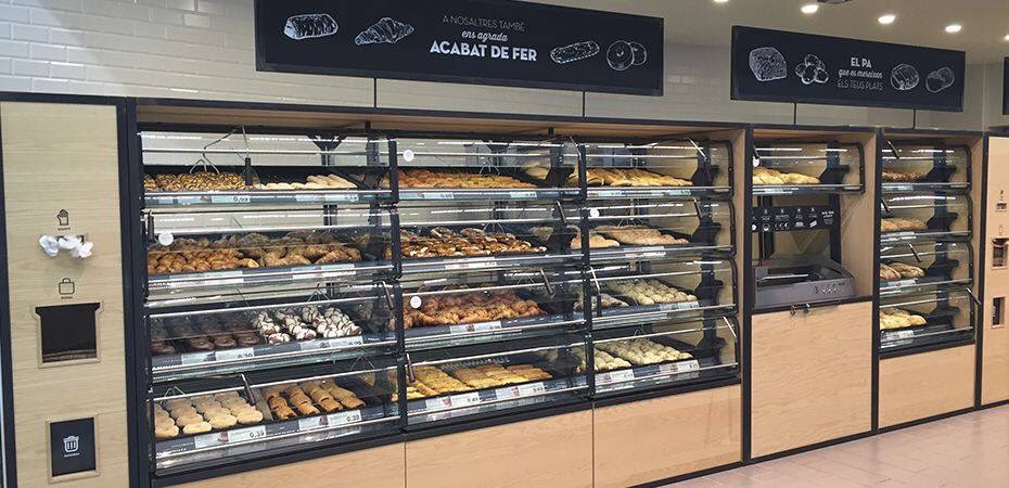 Castanbarcelona's tweet photo. Iluminación de la panadería del supermercado Aldi de Sant Cugat del Vallés de Barcelona. El proyecto requería iluminar los productos expuestos en la zona de la panadería con iluminación técnica de alto rendimiento integrado a techo y bajo consumo. #proyecto #ALDI #tienda #castan https://t.co/DEN17cgfoX
