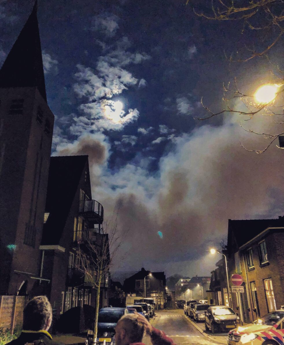 Rookontwikkeling in de wijk #deurenramendicht #rookontwikkeling #wormerveer #brand #brandweer #NLalert #evacuatie #wijk #zaanweg vrzw.nl