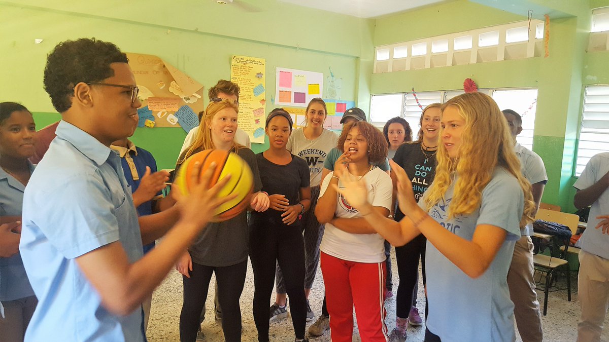 GlasswingRD's tweet photo. Esta semana los jóvenes beneficiarios del programa English for Tomorrow (EFT), auspiciado por Convergys, tuvieron la oportunidad de intercambiar lazos culturales con jóvenes voluntarios de Rustic Pathways.  #Glasswing #RusticPathways #GlasswingRD #SomosGlasswing https://t.co/zJB2IvVGdw