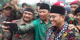AbuMusashi's tweet photo. Selfie bertiga giliran diperiksa cuma satu #SONTOLOYO https://t.co/cyCWBxDZMj