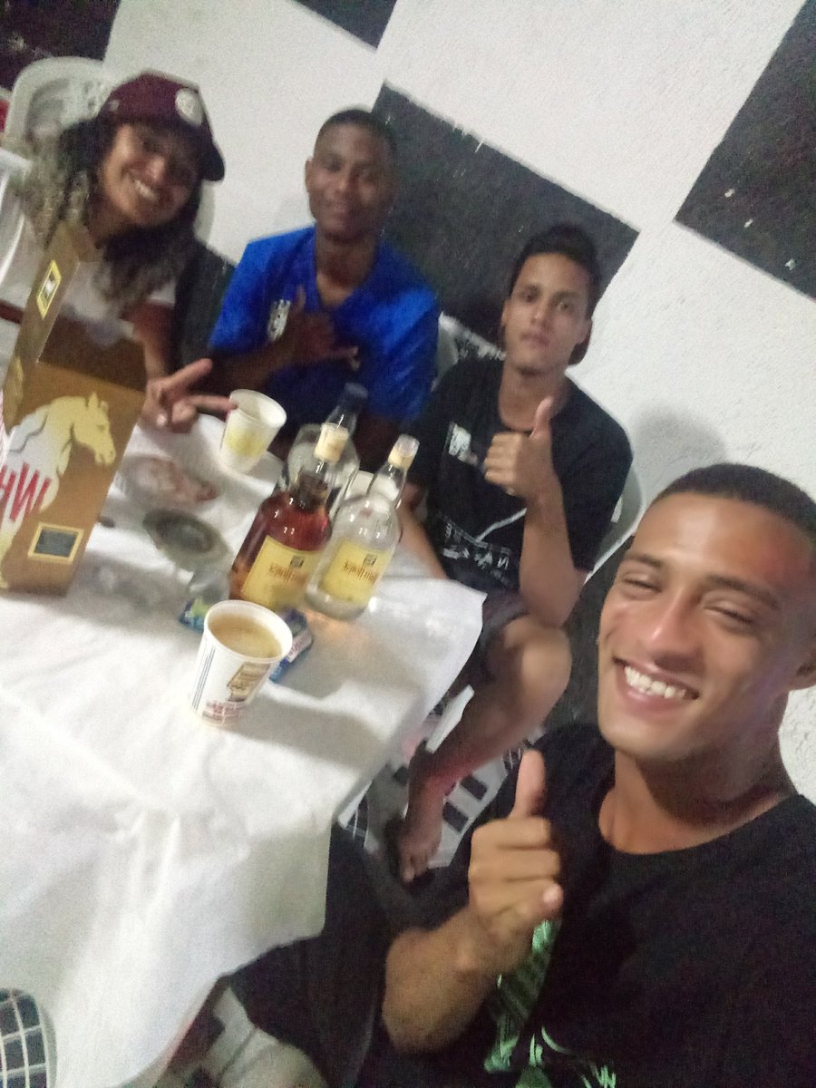 Trem22f's tweet photo. Ao vivo com os cria 🍻💕 https://t.co/g7uNuamrPD