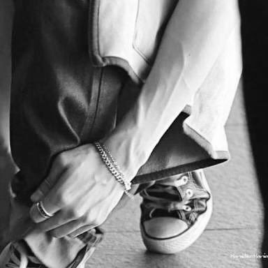 katastire's tweet image. ╭

        ❝ Dan Bandung bagiku
            bukan cuma, 
            urusan wilayah belaka,
            lebih jauh dari itu
            melibatkan Perasaan,
            yang bersamaku
            ketika sunyi. ❞

                                                         ╯