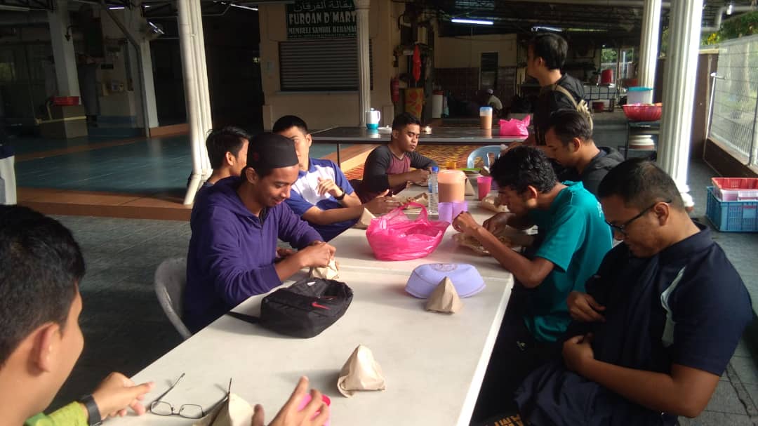 prmuitmpa's tweet photo. Peserta Jelajah Pemuda 18 bersarapan sambil berbincang. #FiFA3.0 #Nurturing_The_Islamic_Way_of_Life #PRM https://t.co/4cmF9AD2rX