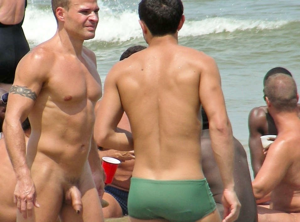 Video of men on nudist beach — photo 14