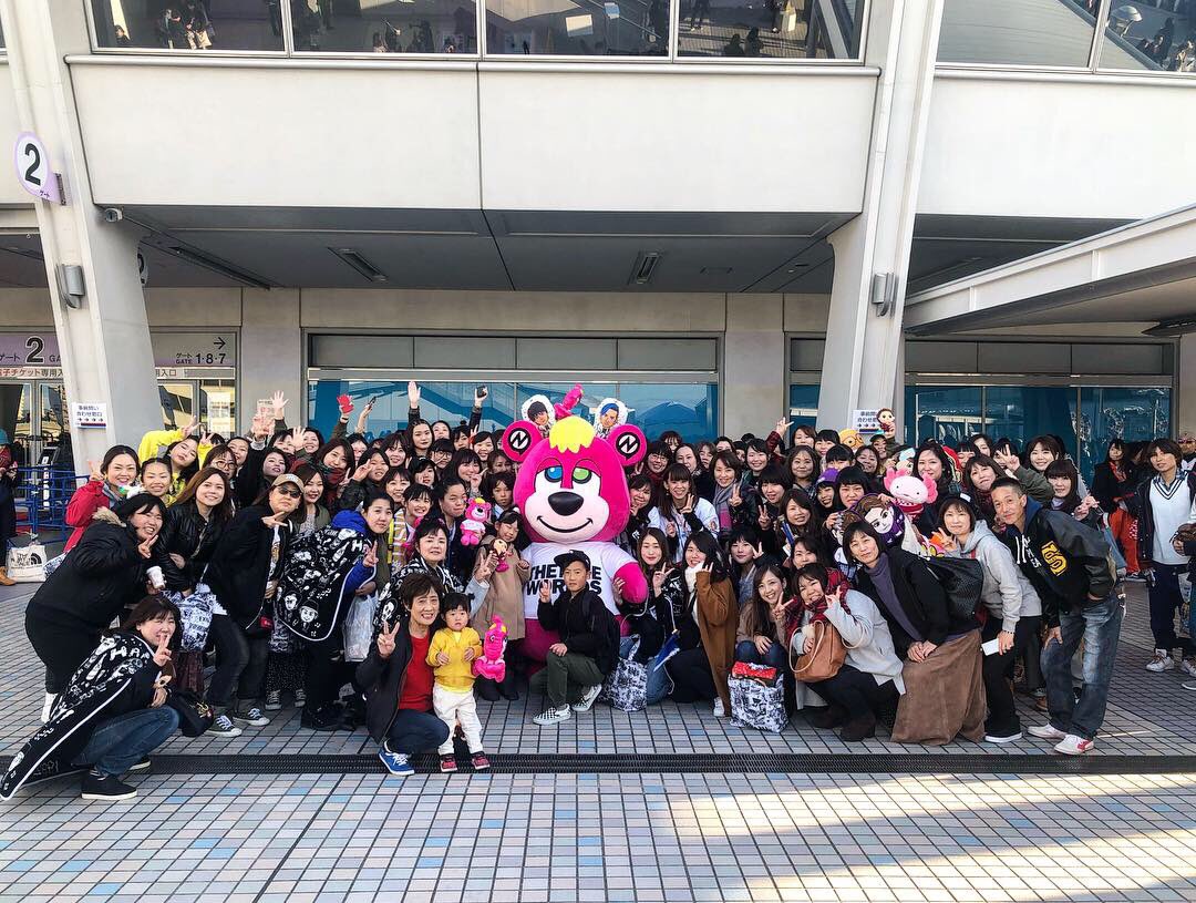 avemocos's tweet photo. EXILEさんの名古屋公演初日✨⭐️🌟🐻
名古屋は久しぶりだったけど、たくさんのマイメンに会えてうれしかたよ👶💖
#5大ドーム制覇 🐻✨
#場外だけど 🤫
#1枚目の写真の目線はどう？
#あえて外してみたよ 😏
#名古屋ドーム 
#初日
#🐻
#avemocos
#アヴェモコス 
#モコス https://t.co/iuVNc4xEuw