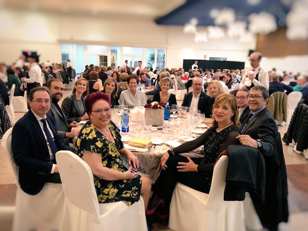 elenabastidasb's tweet photo. En la #cenadelcáncer de #Alzira. Imprescindible acudir cada año. En la Foto con Marivi Ferragut Presidenta de #Dacma amiga y alma de esta cena y nuestros compañeros de mesa. https://t.co/Dfqw9qYDwk