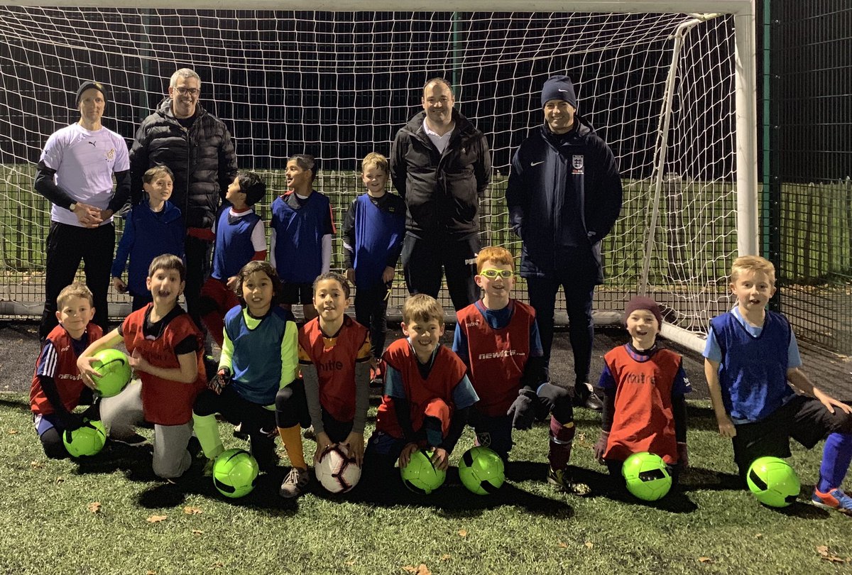 JamesHFBlair's tweet photo. James Weaver and the @mytchettfc U8s tonight at Frimley Lodge. Another Mentor session. #arrivalactivity #FACoachMentoring #FAcoachingfundamentals #ballrolling70/80% https://t.co/S6UlWkuht6