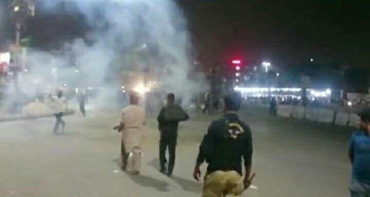 Bitter_Truth110's tweet image. کراچی : پولیس اور رینجرز نے نمائش کا علاقہ مظاہرین سے کلیئر کروالیا-
#KarachiUpdate #TLP_Protest #KhadimRizviArrested