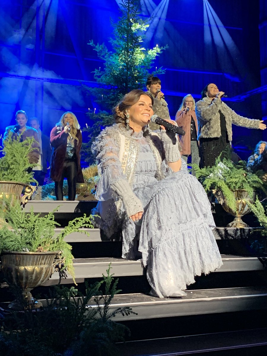 rosenjosefin's tweet photo. Min väninna vet hur man levererar magi ⭐️. Fantastisk julkonsert ikväll - premiär hemma i ladan. Nu doftar håret brända mandlar o jag har julstämning ända ut i fingerspetsarna. #julmedcarola ❤️ https://t.co/JmBKSxW1JZ
