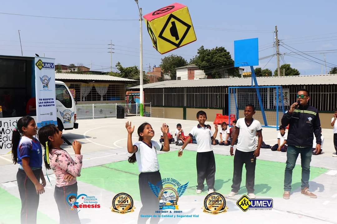 SCHP_TARQUI's tweet photo. |UNIDAD MOVIL LLEGÓ A JOSÉ MARÍA SANTANA|

Continúams llegando a más instituciones, visitamos la #UEJoseMariaSantana y pasamos un interactiva mañana jugando con los niños y enseñando reglas de #SeguridadVial. #PactoNacional https://t.co/VvdgfoxuJb