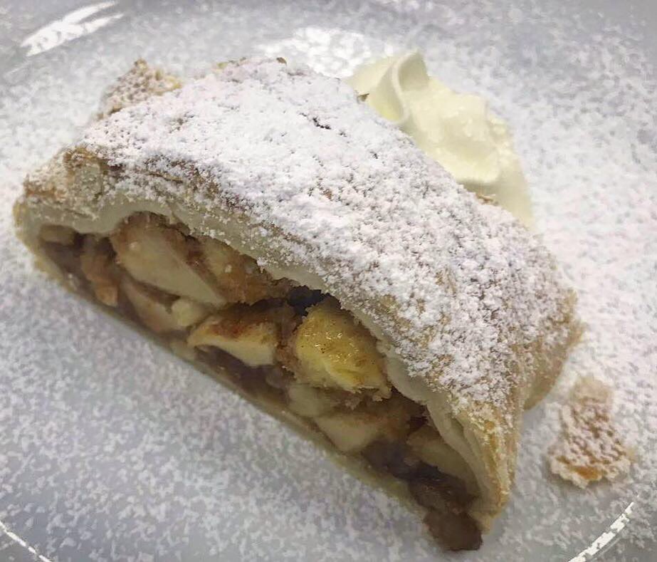 Gianni_Franzi's tweet photo. ❄️Let it snow!❄️#strudel #mele #cake #dessert #torta #homemade #produzionepropria #noadditives #dolcezzeincucina #foodie #ristorante #bar #hotel #parco5terre #vernazza #cinqueterre #liguria #turismoinliguria #sweetmoment #cakeblogger #cake #dessert #foodblogger #cakeblogger #Food https://t.co/kYZRISZdN5