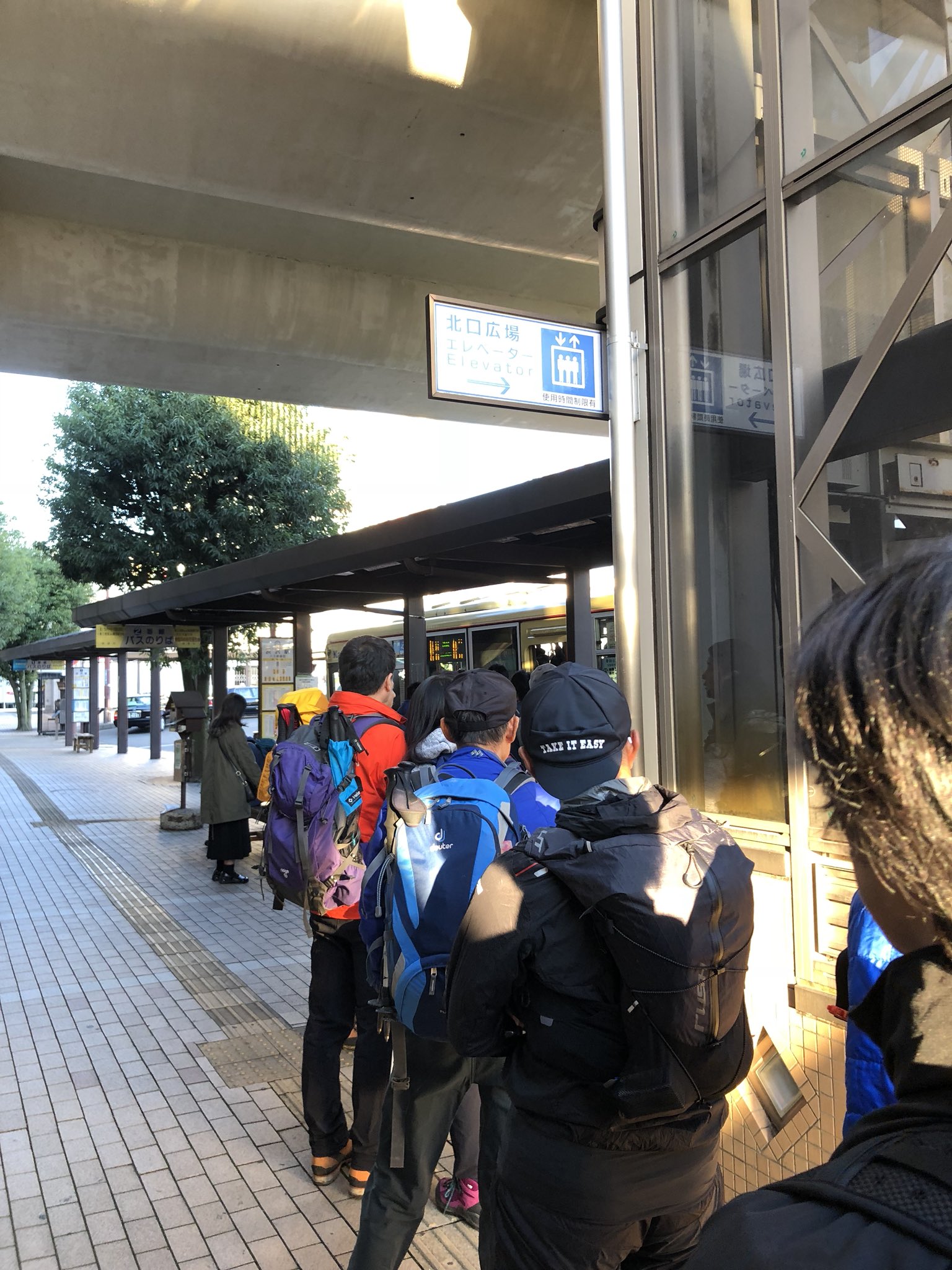 八さん 半可通 渋沢駅北口 大倉行きバスは着てるけど予想通り混雑で乗れない 渋沢駅ついてすぐトイレ寄って正解 T Co Yof6vnw7tz Twitter