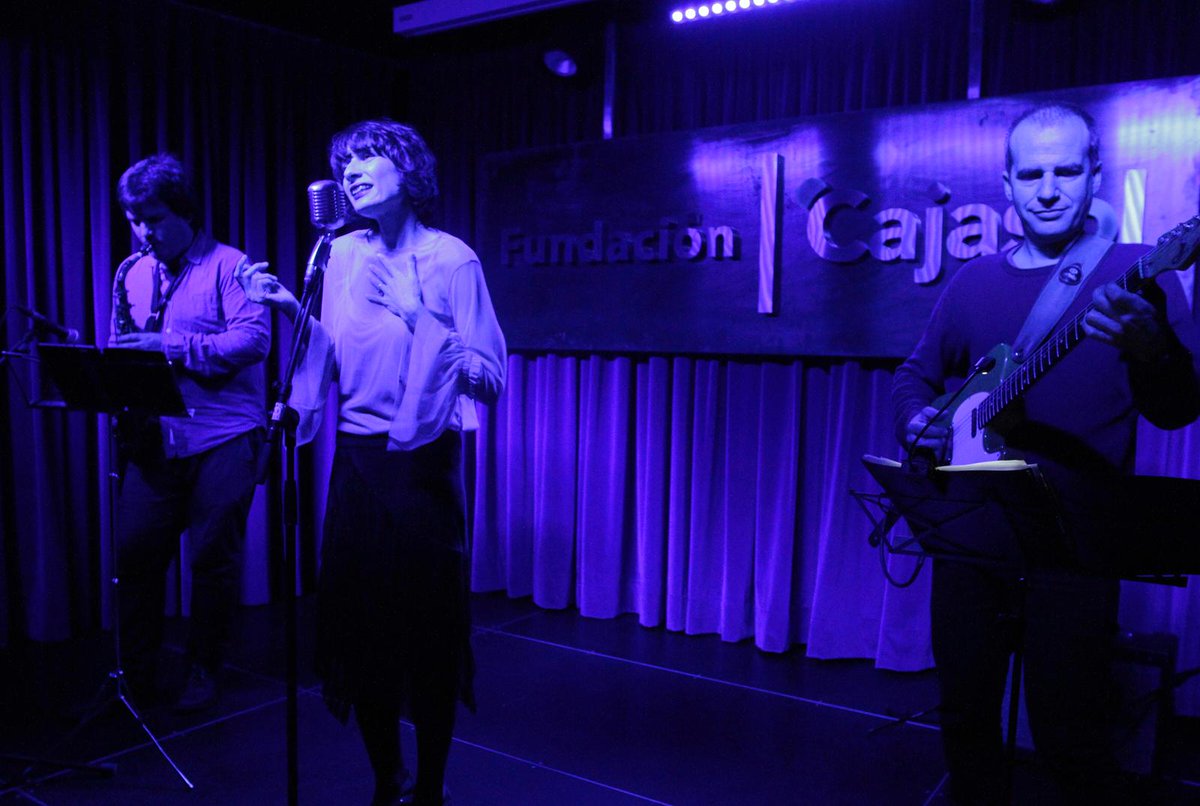 Cajasol's tweet photo. .@MaryenbadMusic reinterpreta y hace suyos los grandes éxitos del #jazz en @Cajasol #Huelva https://t.co/9aKK5w5cAn #JazzenlaCuarta https://t.co/lCgnrHJnFd