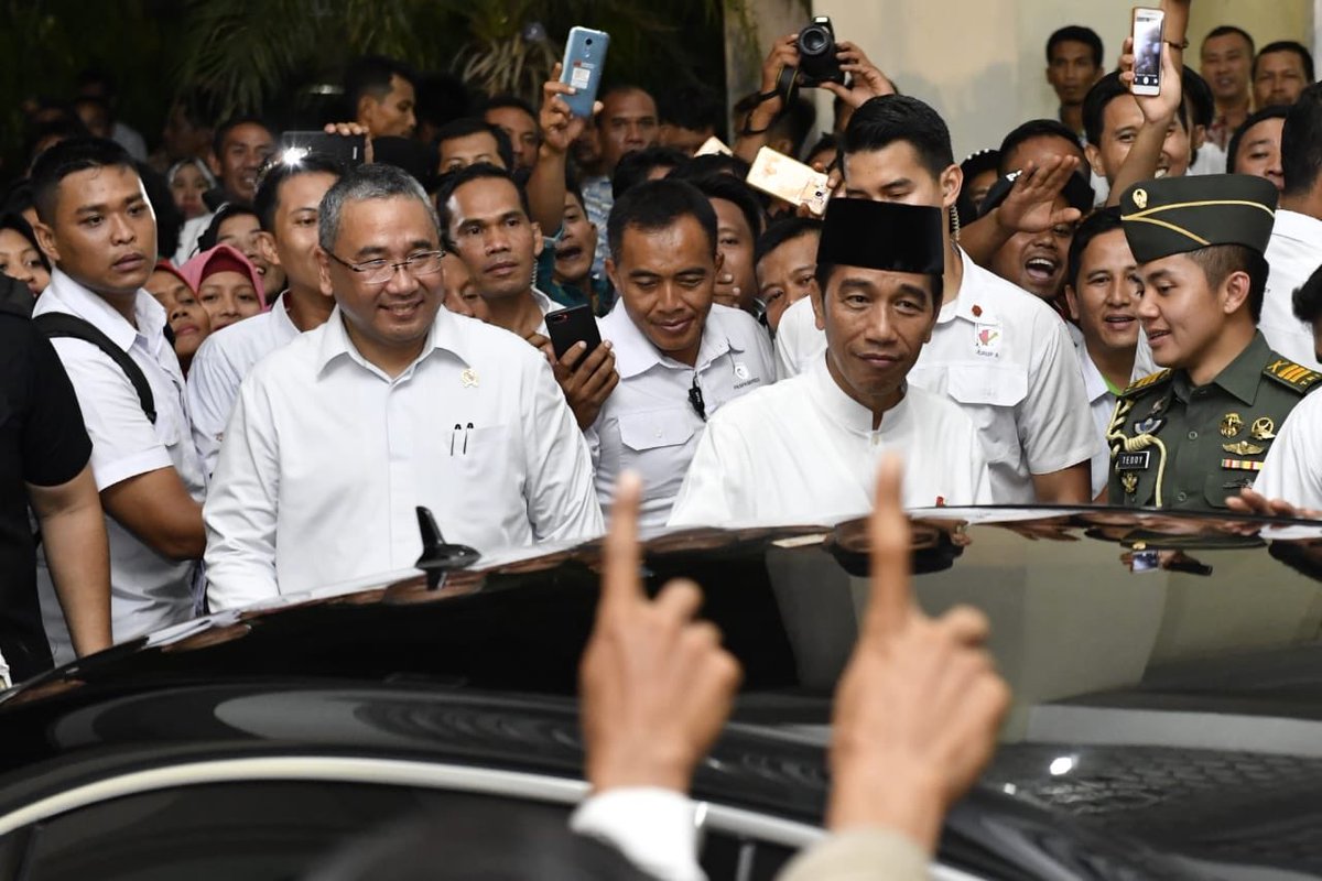 Presiden Joko Widodo memberikan arahan kepada #PendampingDesa, #KepalaDesa kader Paud, posyandu, BUMDes BPD se Lampung. Pak Jokowi mengatakan tahun depan akan ada PendampingDesa dan KepalaDesa yang dikirim untuk belajar diluar negeri. #JokowiDiLampung.