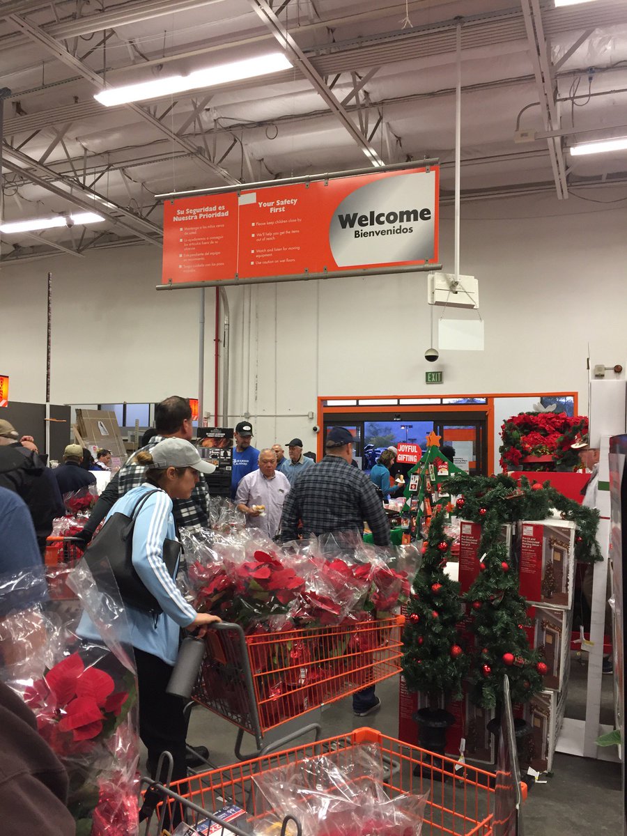 It' almost 6:25am and the customers are still streaming through the door.  Sweet!  Love the Intensity of Back Friday.  🧡🧡🧡 <a href="/JabarrBean/">Jabarr Bean</a> <a href="/Crippen1026/">Christian Crippen</a> @PS_RSM @HD8526 @karenabrahamHRD
