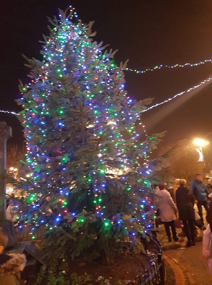 tescowath's tweet photo. We supplied prizes for the drawing completion in Wath and OMG ... What a fantastic number of people in Wath for the Christmas light turn on, #proudtobeapartof
Well done to the volunteers who give up their time to make this, in my opinion, the best one yet @tescowath https://t.co/ltKBZKTQb4