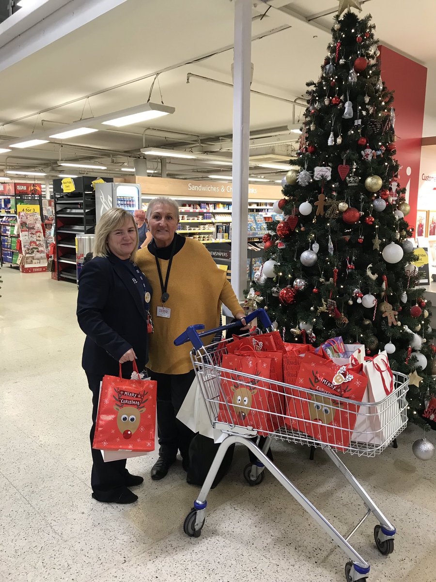 tescowath's tweet photo. We supplied prizes for the drawing completion in Wath and OMG ... What a fantastic number of people in Wath for the Christmas light turn on, #proudtobeapartof
Well done to the volunteers who give up their time to make this, in my opinion, the best one yet @tescowath https://t.co/ltKBZKTQb4
