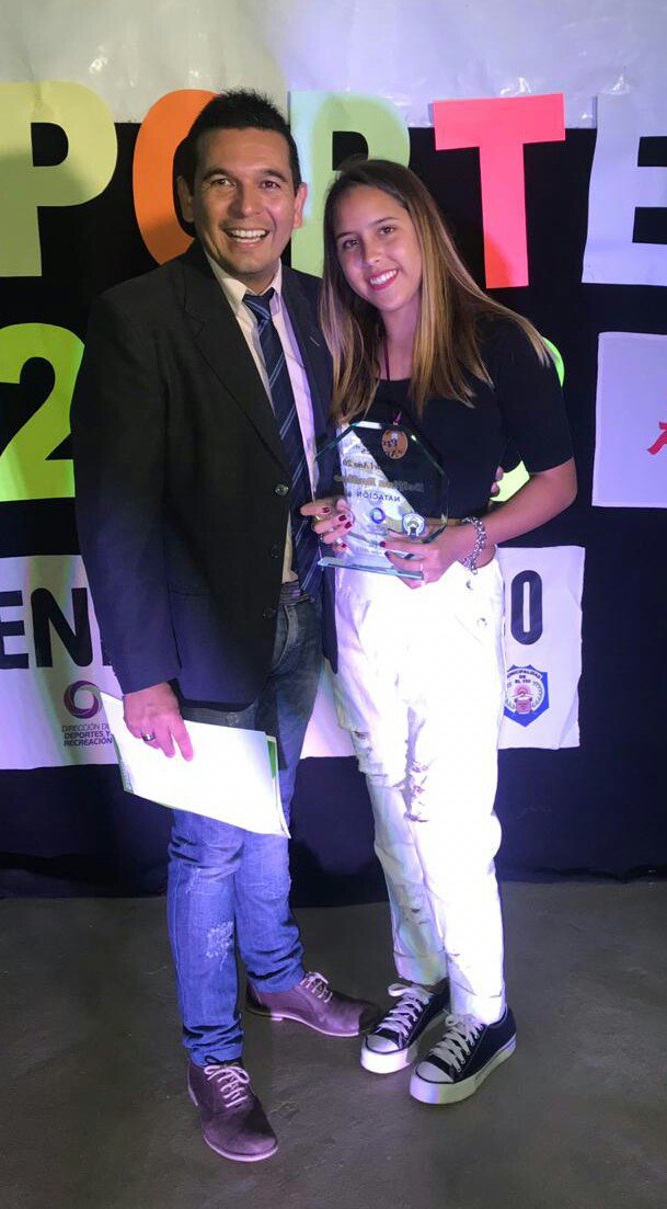 federicorojos's tweet photo. En #ElTio Fiesta Anual del Deporte junto a Delfina Badino, consagrada como Deportista del Año, recibiendo el Premio Andrés por ser bicampeona de Natación @Municipioeltio #DireccionDeportesyRecreacion #Edicion2018 https://t.co/N6cVnrLpSG