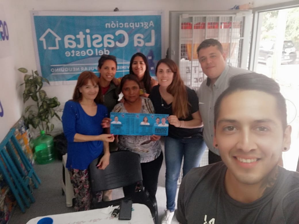 daviddiaz_nqn's tweet photo. Hoy con @LoreAbdala nos tomamos mates con los compañeros de #LaCasitadelOeste coordinando  acciones para el #25N. Siempre es un gusto compartir estos espacios, recordar gente querida y seguir proyectando para adelante. #ListaAzul #OG2018 #MK2018 #SomosMPN https://t.co/pMe463HYaV