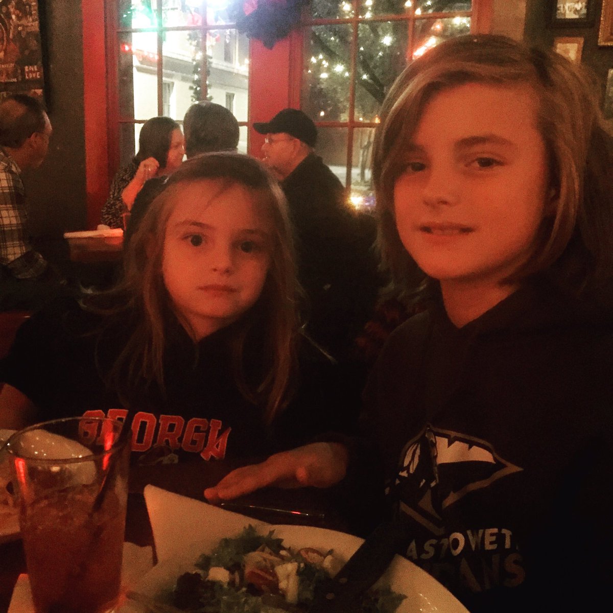tjfstanford's tweet photo. Our favorite restaurant in our favorite town 🐶🐾🦴🔴⚫️ #GoDawgs #FIVEBar https://t.co/fUyN8kNolr