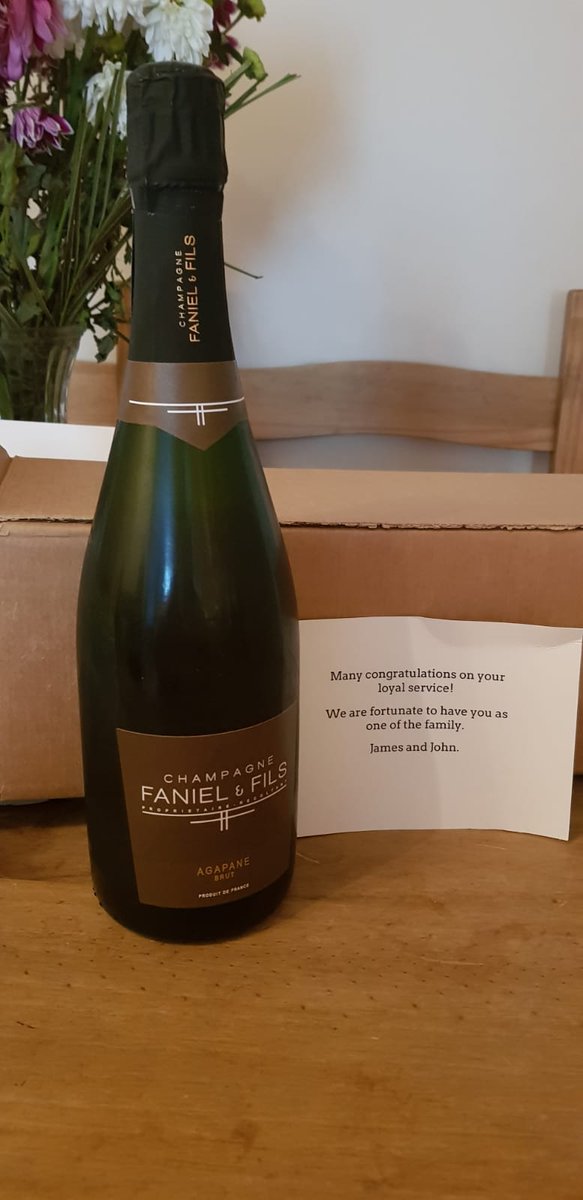 GazzGt's tweet photo. Lovely little bottle of bubbly and card from Mr Timpson, in recognition of 5 years service. Such a great gesture from a great company! Nice to receive appreciation and acknowledgment. Hoping to be working for many years to come! @JamesTCobbler @jamesarnold8989 https://t.co/Uxl6CFvE91