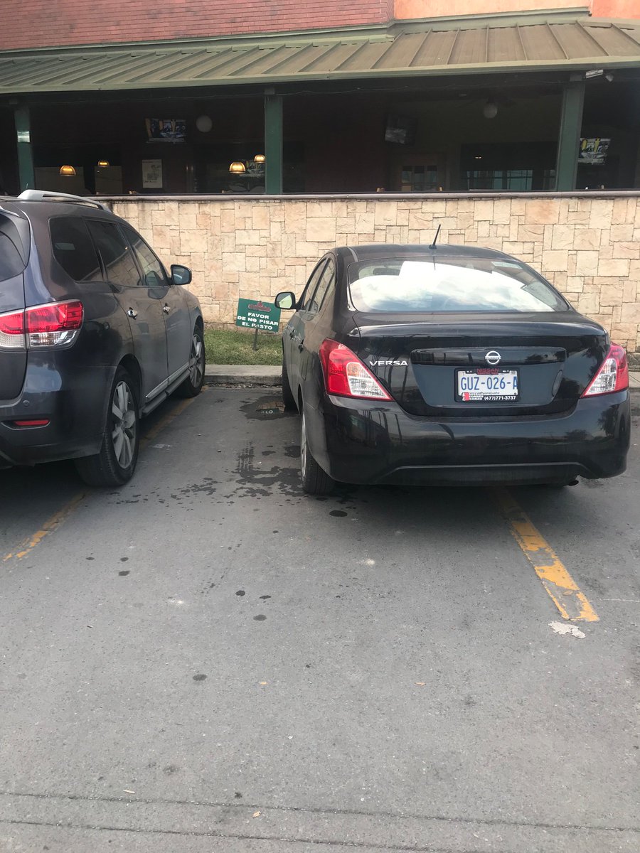 TraficoenMty's tweet photo. Con mucho gusto voy a #Guanajuato y gasto como turista, si le enseñan a sus habitantes a estacionarse correctamente fuera de su estado por favor! porque ya tenemos bastante con nuestros propios ignorantes. Gracias! #PlazaReal https://t.co/rKc7zrInnp