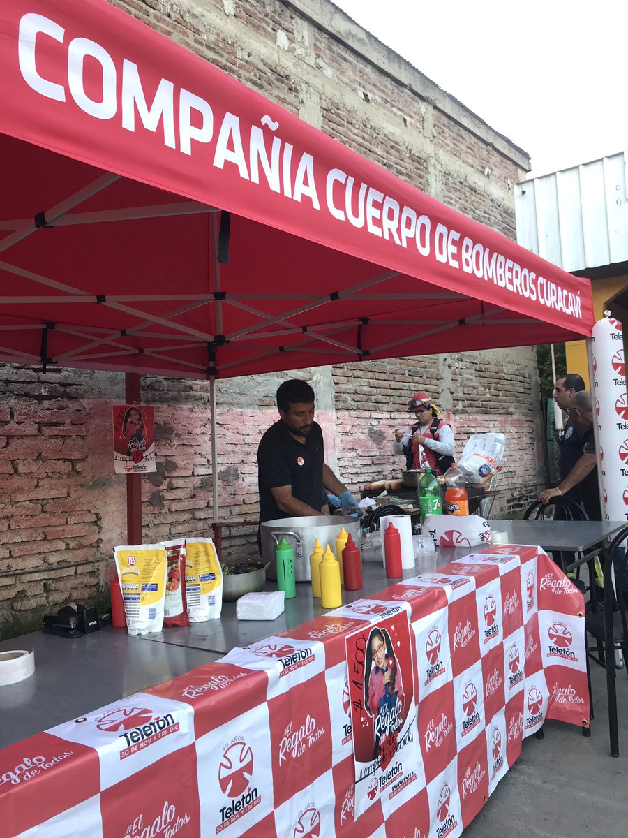 AnaLeonorVeraVe's tweet photo. A esta hora #Completon en Cuartel Primera Compañía @CB_Curacavi Bomberos se compromete con @Teleton, Ricos Completos preparados por los mejores y más lindas y lindos Bomberos 🚒 Colabora!!!💪🏻💪🏻 https://t.co/0yED7bj5Sd