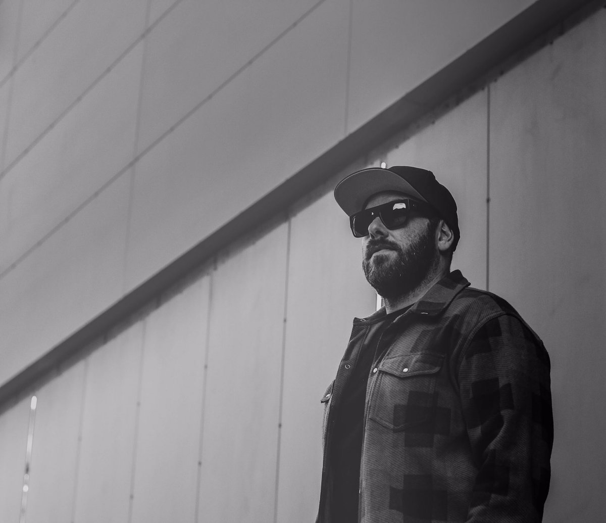 Las 3 claves para hacer una buena canción:
1- hacer una buena melo....
2- escribir una buena letra...
3- ¿¿¿??? La tercera nadie la sabe, es lo único q importa y refuta las 2 anteriores.

No se... es mi humilde opinión....