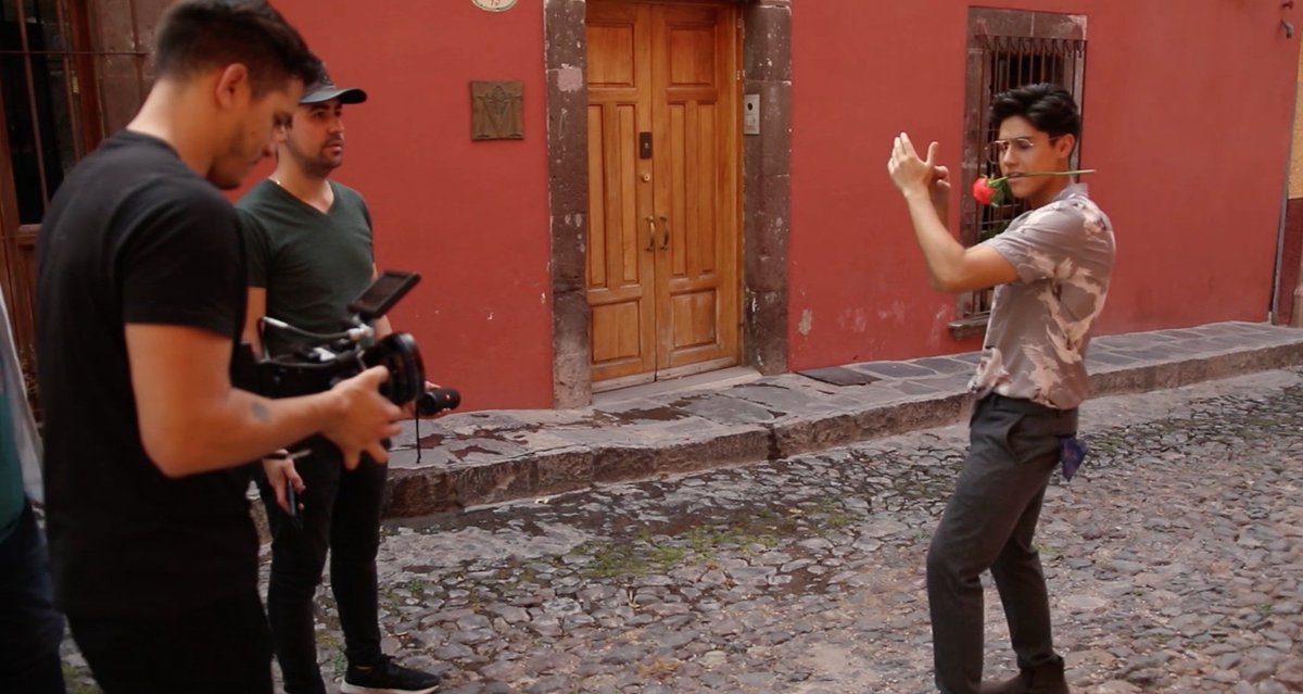 ¡Hoy es viernes de behind the scenes en nuestro canal de YouTube! 📽Con esta foto les damos una pista del video que subiremos hoy a las 6:00 pm 🤗