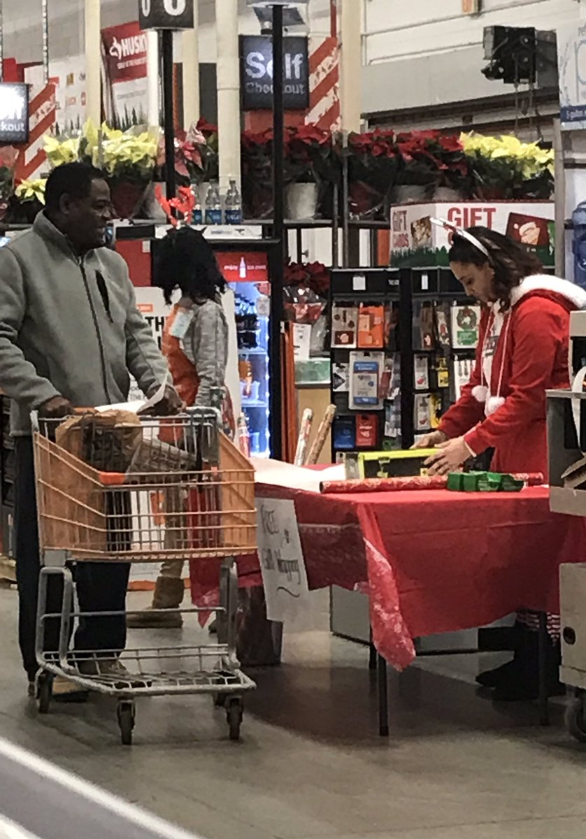 HD6225's tweet photo. #FunFestivities #We❤️OurAssociates #FreeGiftWrapping @hmalak @V_Soto_G @JasonArigoni @John_S_Ops @jeffmurph004 @Ang6027 https://t.co/4obWPHykOn
