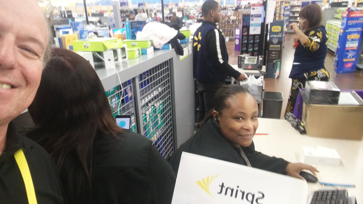 BobAtSprint's tweet photo. TROC Sonya and bashful Angie love the Hearts and Minds package. And the great promos Sprint has for them to offer! Like the J7 and Dynasty that Angie sold while I was there!!!! #SprintownsNR @markjacksonKC5 https://t.co/qNolJ5p6iT