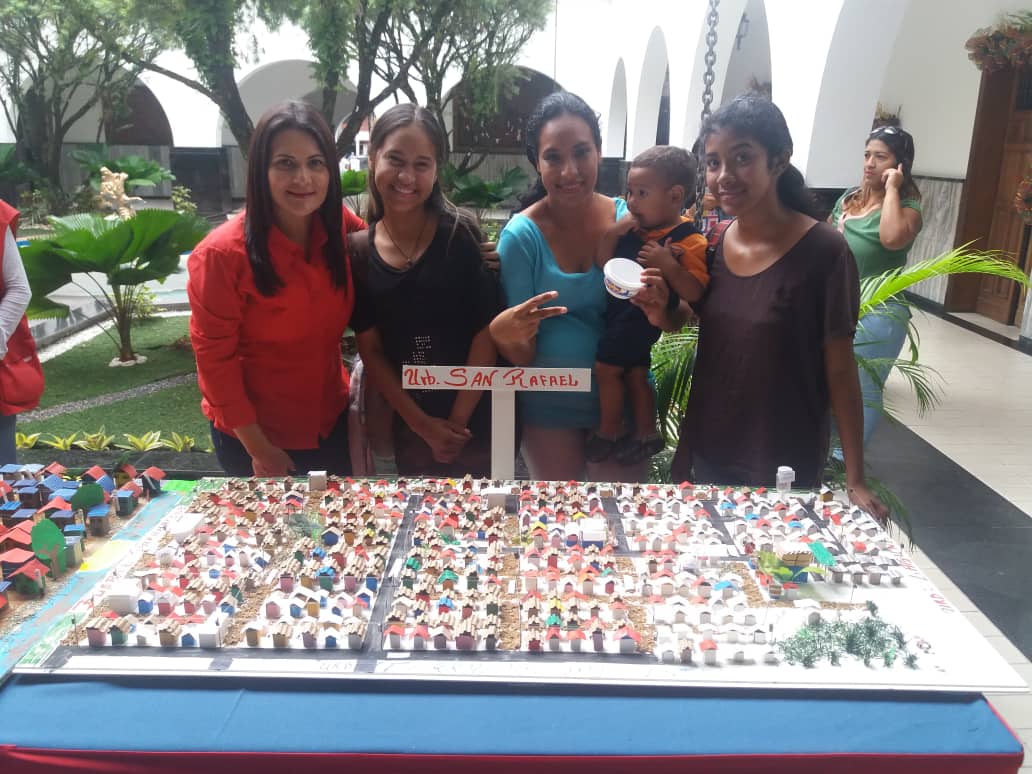 MariaVallenil15's tweet photo. #Hoy23Nov desde el Palacio de Gobierno Monagas en exhibición del Festival de la Cartografía Económica Social orientada por nuestro Presidente Nicolas Maduro @psuvaristobulo con el Apoyo de nuestra Gobernadora @yelitzePSUV_ @dcabellor @ErnestoPSUV_ https://t.co/ozyHlNbbZ1