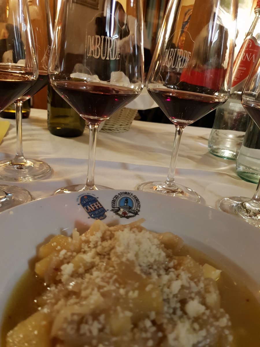 ricasoli99's tweet photo. Tonight with my friend Cristina I went for dinner at
👇
Trattoria Da Burde @burde
🍷
My vignaioli friends from #CiroMarina were presentering their #CiroDoc wines
🍇
#Gaglioppo is the main grape here
🙂🍷🍷
@cirogaglioppo @cotedifranze @CantinaScala @avitavini @tenutadelconte https://t.co/1aqFJKc2VH