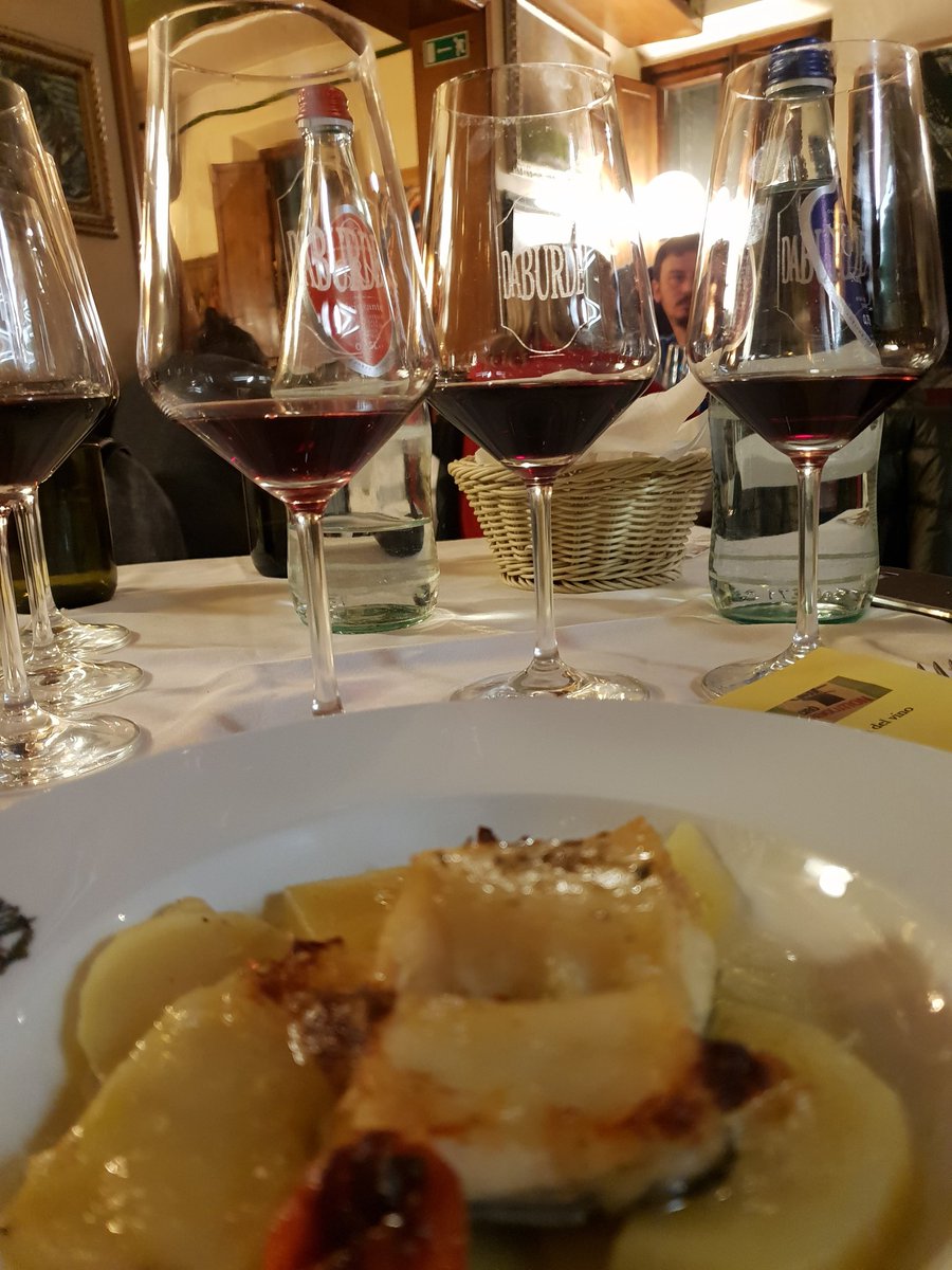ricasoli99's tweet photo. Tonight with my friend Cristina I went for dinner at
👇
Trattoria Da Burde @burde
🍷
My vignaioli friends from #CiroMarina were presentering their #CiroDoc wines
🍇
#Gaglioppo is the main grape here
🙂🍷🍷
@cirogaglioppo @cotedifranze @CantinaScala @avitavini @tenutadelconte https://t.co/1aqFJKc2VH