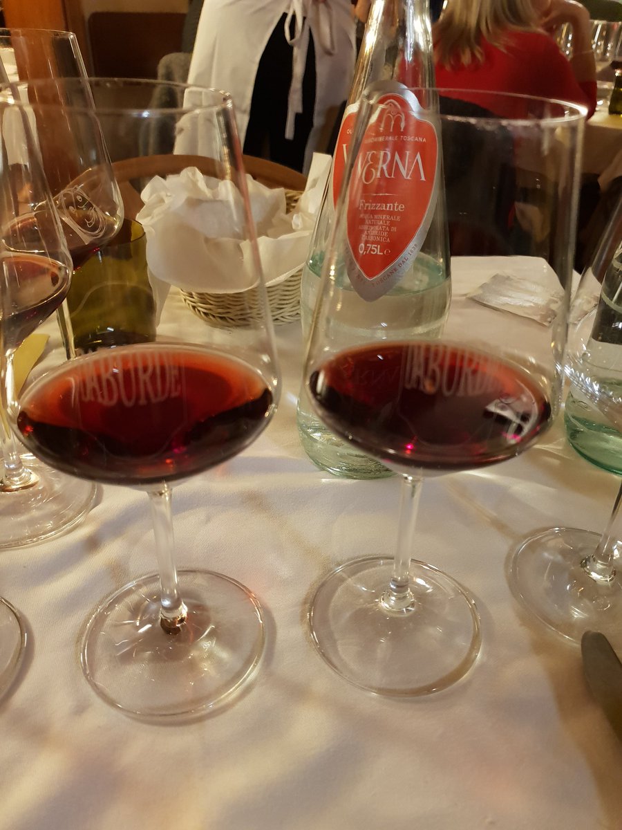 ricasoli99's tweet photo. Tonight with my friend Cristina I went for dinner at
👇
Trattoria Da Burde @burde
🍷
My vignaioli friends from #CiroMarina were presentering their #CiroDoc wines
🍇
#Gaglioppo is the main grape here
🙂🍷🍷
@cirogaglioppo @cotedifranze @CantinaScala @avitavini @tenutadelconte https://t.co/1aqFJKc2VH