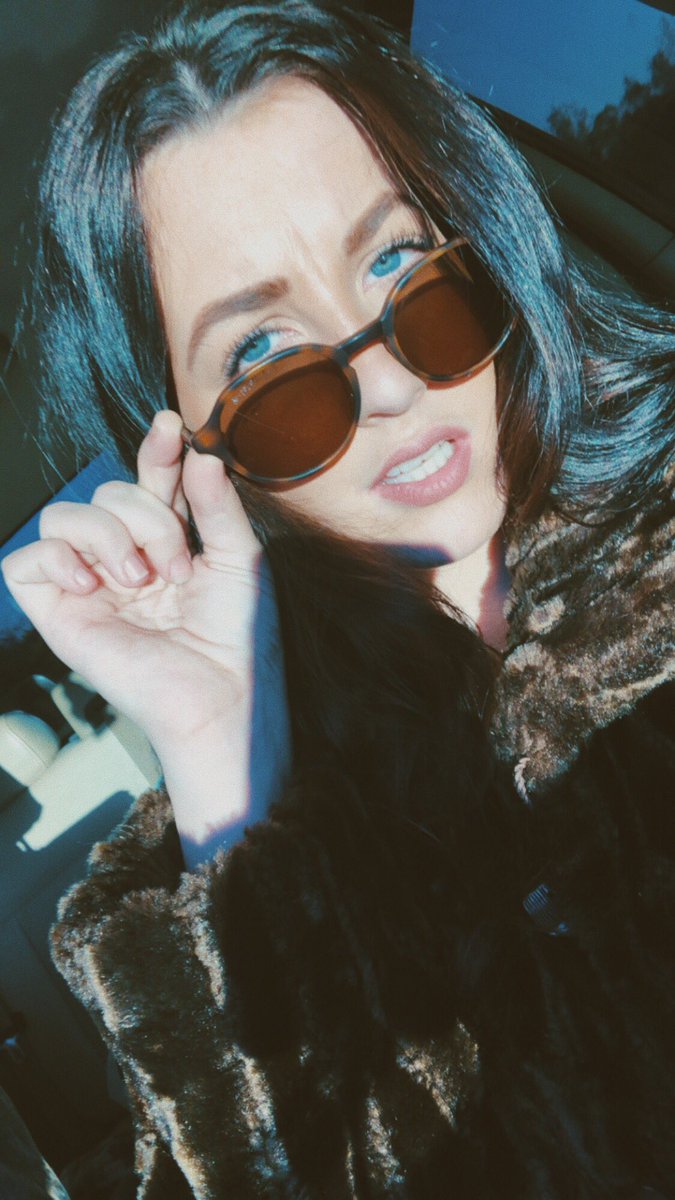 Em (_ermuhhh_) Twitter