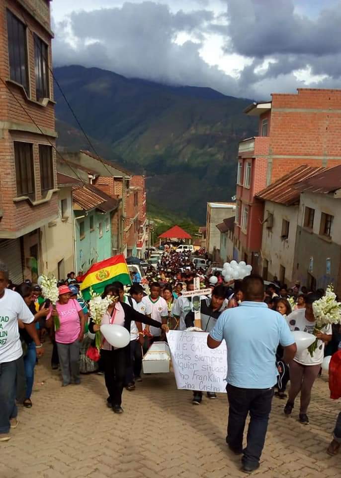 7Informate's tweet image. #LoÚltimo 
#Ahora》Una gran multitud acompaña al líder de Los Yungas Franclin Gutiérrez, en el entierro de su hijo en Tajma, Sud Yungas.